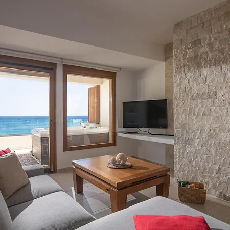 בית נופש Diamanti Beachfront Red Suite-ligaria *